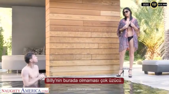 Arkadaşının Seksi Annesini Havuz Başında Domaltıp Sikiyor Türkçe Altazılı Porno